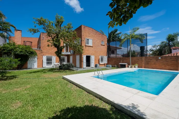 Casa mobiliada à venda no Areal, Pelotas - com 500 m², 5 quartos (sendo 2 suítes), elevado