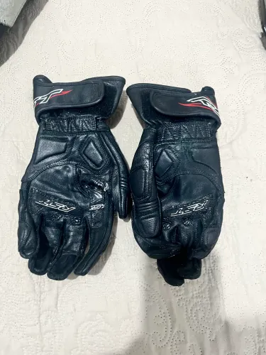 Conjunto: macacão, capacete e luva para moto esportiva