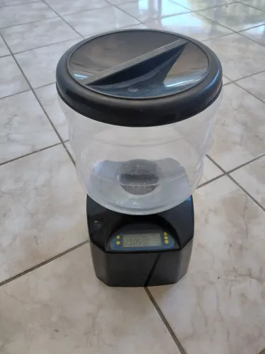 Comedouro automático para cães e gatos 