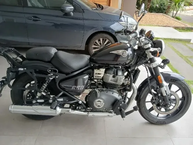 Super Meteor 650 preta 2025 