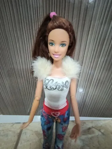 Barbie fashionista articulada 