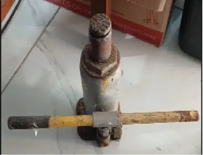 Macaco Hidráulico Garrafa Usado - Ideal para Carros e Pequenos Reparos