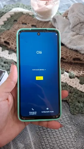 Celular - Motorola. Acompanha avarias, mas funciona perfeitamente.