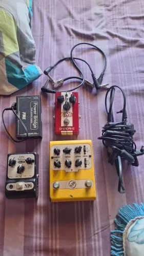 Pedais de guitarra e fonte
