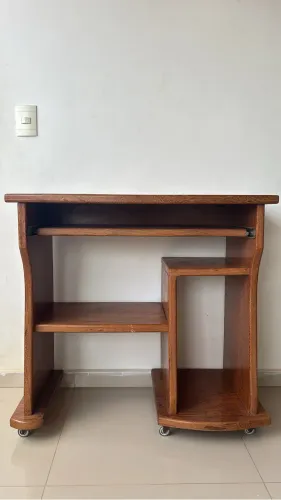 Escrivaninha/Mesa de madeira com rodinhas