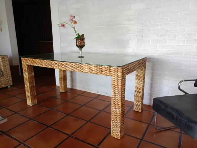 Mesa linda em alumínio revestida con Junco e tampo de vidro 1,80x0,90cm sem cadeiras.