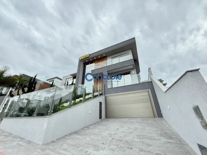 Casa com 3 suítes com vista para lago - Pedra Branca