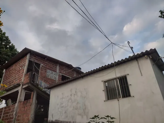 Vendo DUAS CASAS maravilhosa com excelentes áreas externas