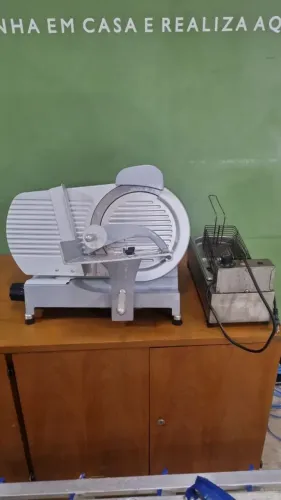 Fritadeira elétrica compacta ideal para economizar óleo