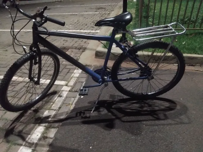 Bicicleta aro 26 azul e preta.