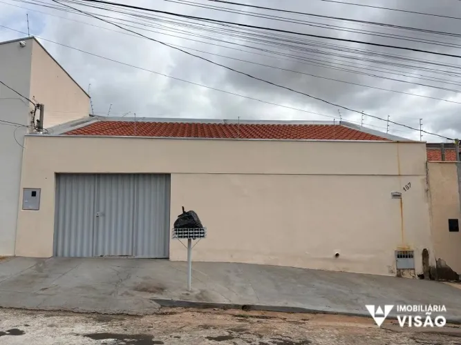 CASA À VENDA COM 02 QUARTOS, 03 VAGAS E QUINTAL NO BAIRRO ONEIDA MENDES
