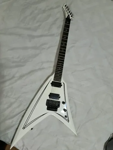 Kit Washburn WV16 Flying V + Marshall MG30CFX + Pedaleira Zoom G1u