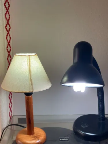 Mesa ,armário e luminárias á venda.