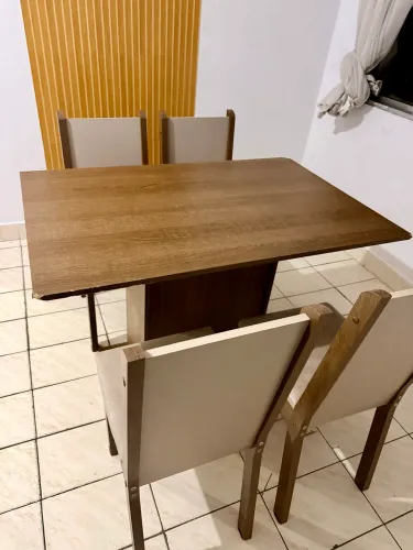 Vende-se Mesa + 4 Cadeiras