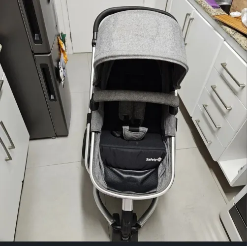 Carrinho com bebê conforto e base