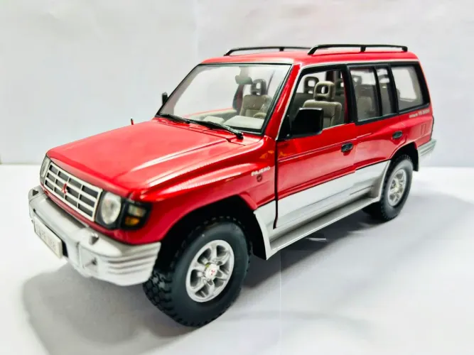 Miniatura Mitsubishi Pajero Long 3.5 V6 1998 1/18