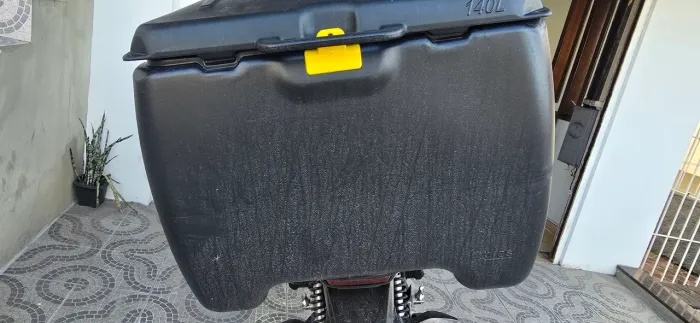 Baú 140L, com suporte.