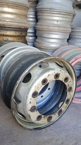 Roda Volks usada original R$ 350.