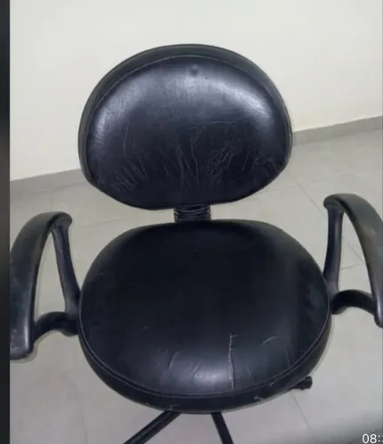 Cadeira de cabeleireira tem encosto da cabeça .
