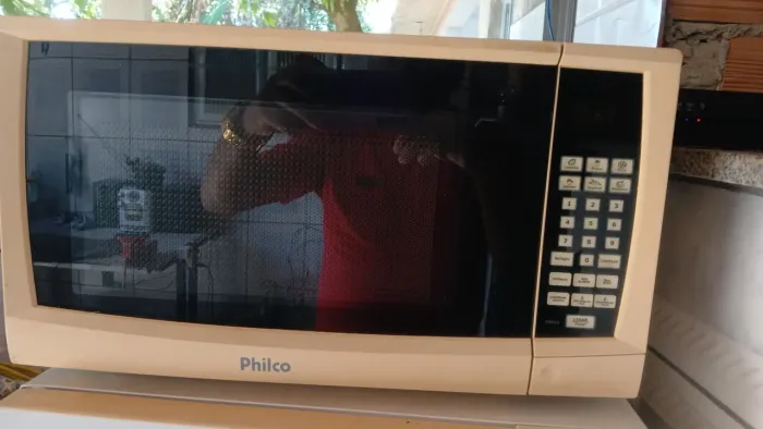 Vendo micro-ondas de vinte litros por 180 reais