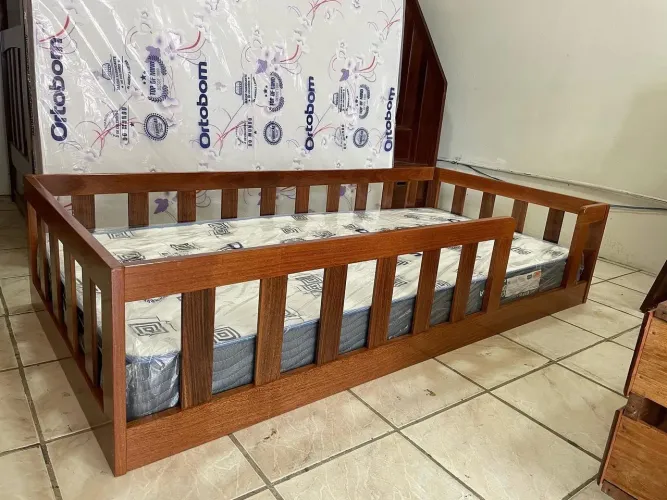 Vendo cama de solteiro madeira legítima. Sem colchão.