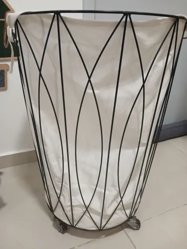 Cesto de roupa suja aramado