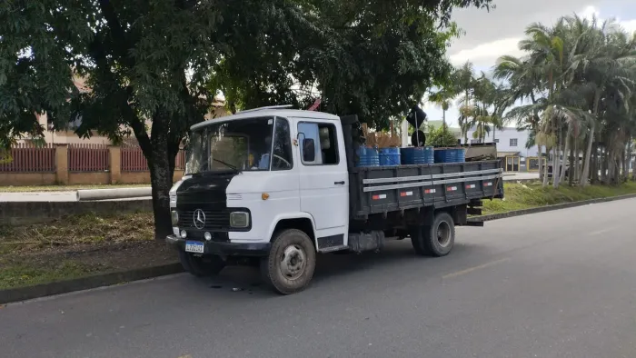 Vendo caminhão 608 com serviço de coleta de mini entulhos faturamento diário