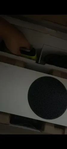 Vendo Xbox série s vídeo game top de linha com um controle