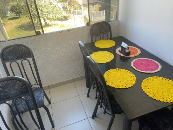 Vende-se mesa de 6 cadeiras