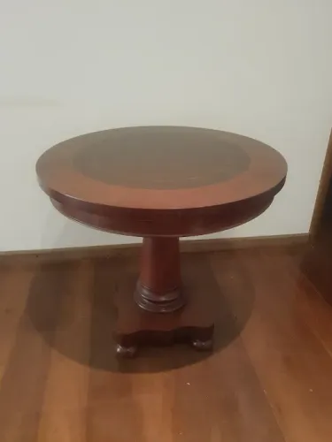 Mesa de apoio redonda de madeira