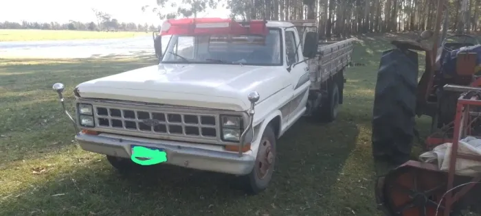 F4000 ano 78. Em boas condições. Pequeno reparo na porta esquerda. Pneus novos. Motor novo