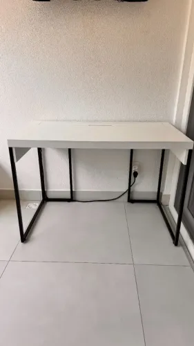 Mesa de Escritório MDF Branco com Passa-Fios e Tomada ? 110x63cm