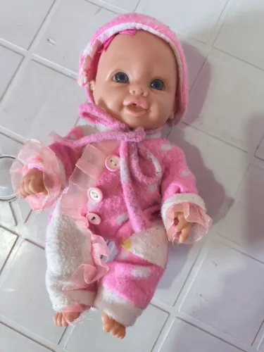 Boneca pequena 21 cm com roupinha rosa de bolinha