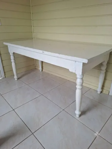 Mesa de madeira usada. Medidas - 2M comprimento X 0,90 cm de largura, altura - 0,80cm.