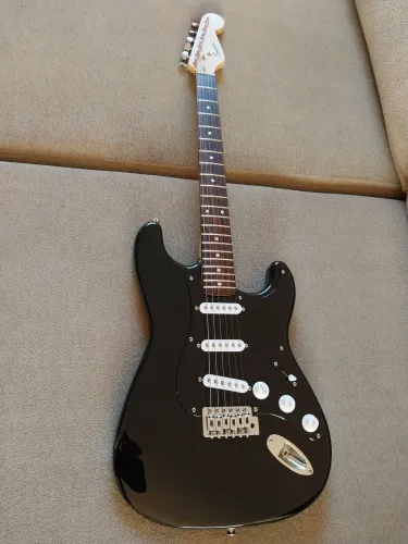 Guitarra SQUIER 2008 captadores com 8.3K REGULADA COM CORDAS NOVAS E BLINDAGEM 