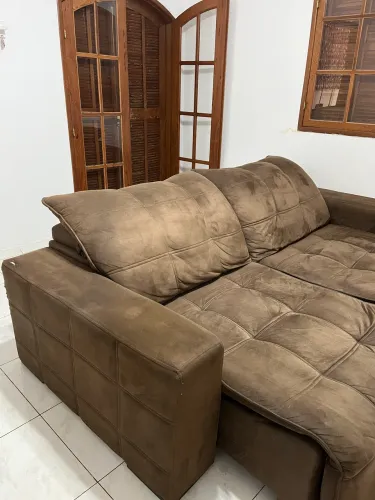 Sofá suede marrom escuro