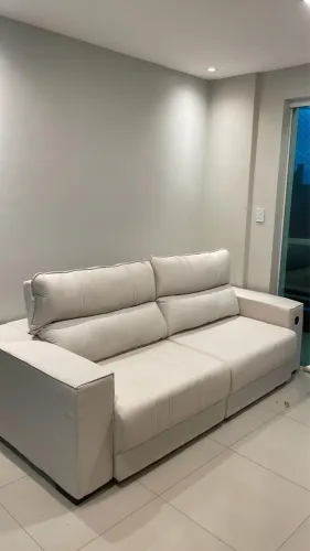 Sofá cama, Branco e com acesso à cabo USB