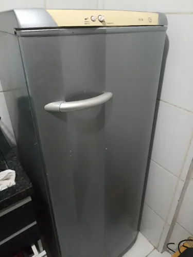 Geladeira Electrolux Re28 em ótimo estado