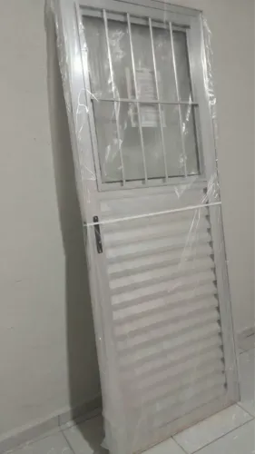 Vende-se Porta de alumínio com vidro
