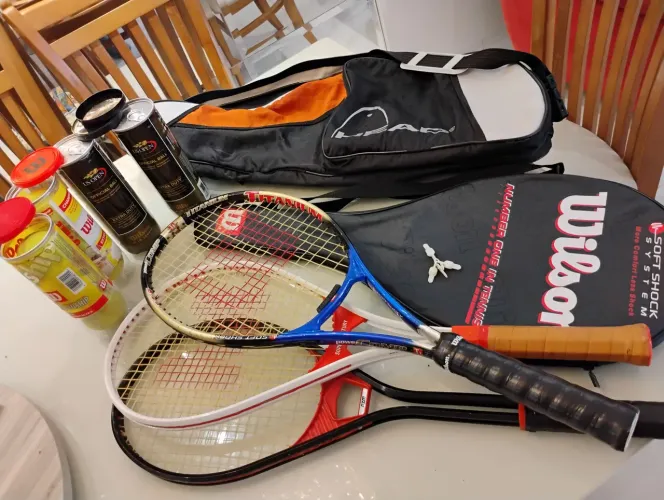 Raquetes, bolas e bolsa para tennis