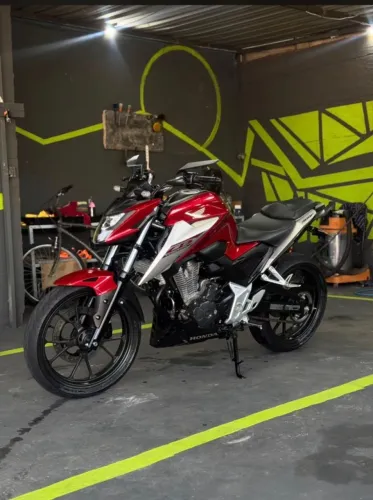 Cb 300f 2026 zera,4900 km único dono,não aceito troca