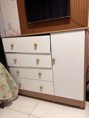 Cômoda infantil 4 gavetas 1 porta