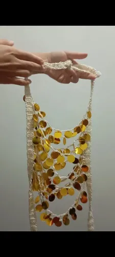 Sobreposição em crochê com paetê para ao carnaval