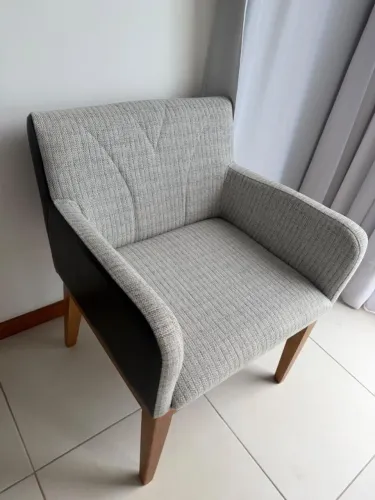 2 Poltronas Decorativas Confortáveis Linho Cinza Claro Pés Madeira - Excelente estado.