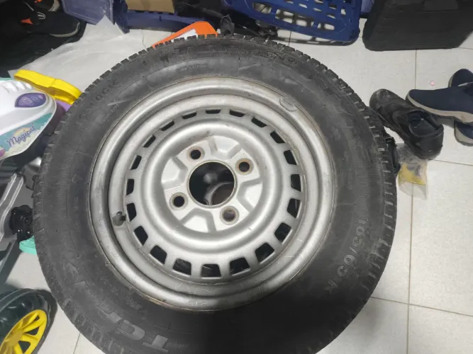 Vendo um jogo de rodas com pneus semi novos para Fusca 