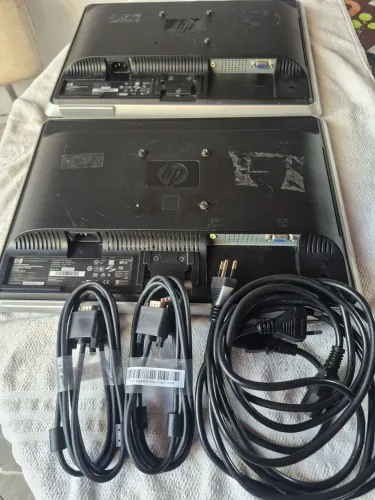 2 Monitores HP sem pé - por 100,00
