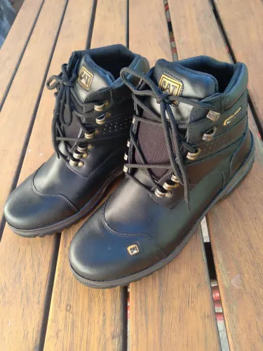Bota masculina Caterpillar<br>Praticamente nova. <br>Tam 42/43<br>30cm palmilha<br><br>R$80,00+frete