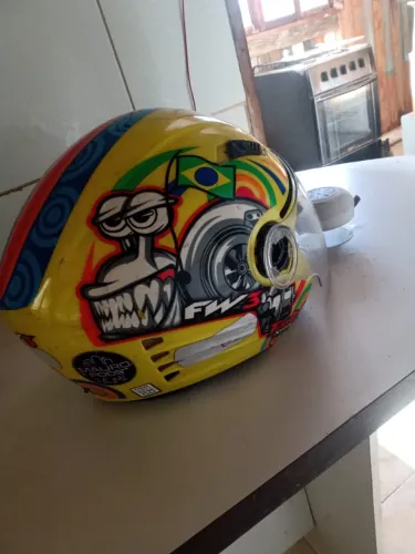Boa noite galera...estou vendendo esse capacete chama no wats *. Obrigado 