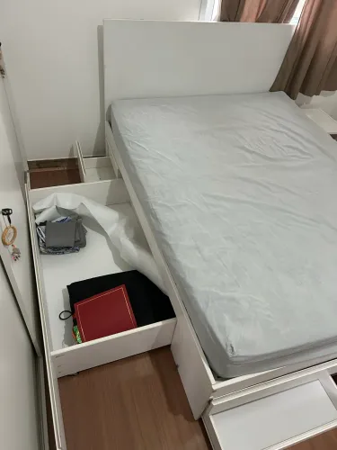 Cama casal com gavetas