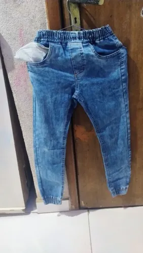 Calça jeans menino pouco usada por 15 reais, tamanho 10 anos